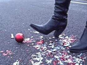 Vorschaubild vom Privatporno mit dem Titel "Weihnachtskugel-Crushing" von Ramona_Deluxe