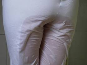 Vorschaubild vom Privatporno mit dem Titel "Weisse Hose mal vollgepisst" von EvilBitch