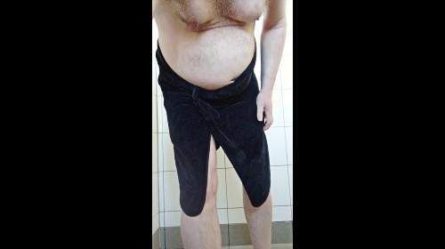 Nackter Nylonjunge steht Nass in der Dusche