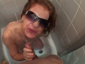 Vorschaubild vom Privatporno mit dem Titel "Versauter oma in´s maul gepisst" von pornorama-tv