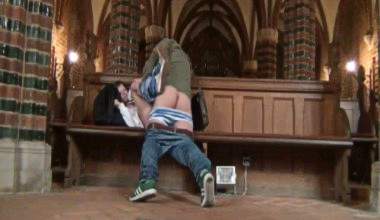 Kameramann knallt sie in der Kirche