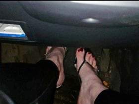 Sexy Pantoletten im Auto ** Foot Fetish **