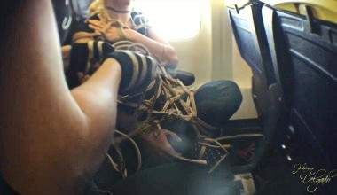 Bondage in Public - Flugzeug