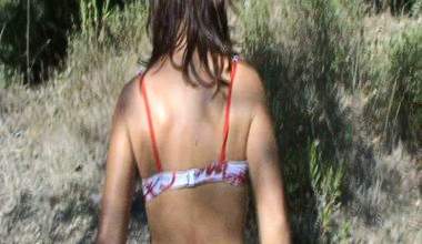 Kniend ins Gras geschissen.