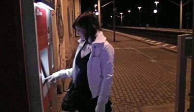PUBLIC | SCHAMLOS ARSCHFICK!! MITTEN AM BAHNHOF