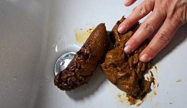 im Waschbecken mit meiner Scheiße rumsauen