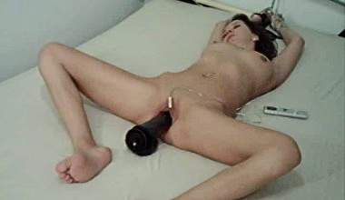 Gefesselt und mit dem Dildo benutzt