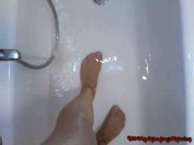 Pantyhose pee in the bathtub