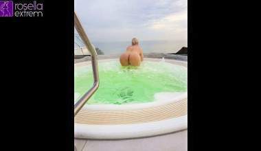 2 mal Public Abpissen in der Therme, mit geilem Pisse-Aufguß und Hot-Pics!