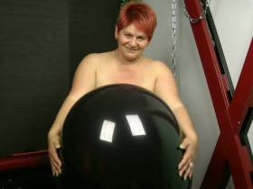 Nackt mit schwarzem Big Ballon