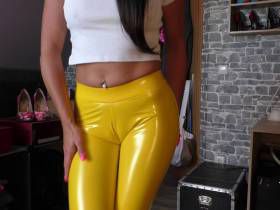 Vorschaubild vom Privatporno mit dem Titel "Gelbe SlinkyStyleZ" von nylon_schlampe