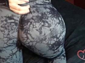Seducing the ass fetishist with hot leggings