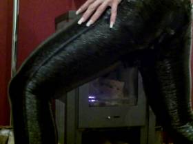 Vorschaubild vom Privatporno mit dem Titel "Lackhose -ab ins Feuer damit!" von EvilBitch