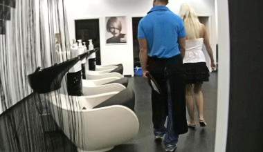 mitten im FRISÖRSALON gefickt-PUBLIC