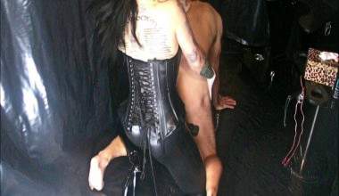 Domina Lady Vampira in Lack und Leder – Strap On Schlampentraining