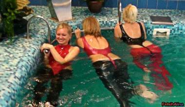 3 Slinkystylez Girls im Pool