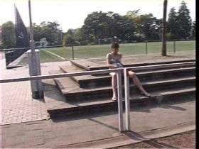 rotzfrech auf dem Fußballplatz abgepisst