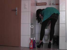 Vorschaubild vom Privatporno mit dem Titel "Klo putzen" von nylon_schlampe