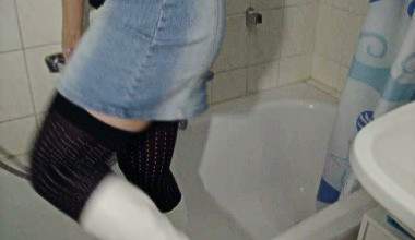 Pissen in die Badewanne