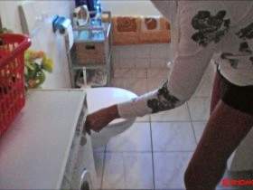 Vorschaubild vom Privatporno mit dem Titel "Oh Shit ! Waschmaschine defekt !" von Ramona_Deluxe