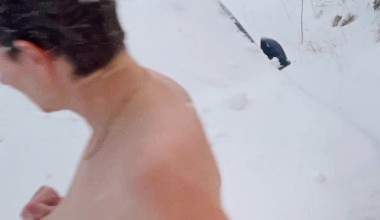 Titten für Tesla im Schnee