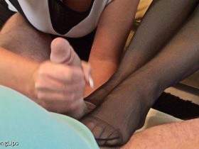 Vorschaubild vom Privatporno mit dem Titel "Zu zweit in Nylons - Mitbewohner abgemolken" von SweetLongLips