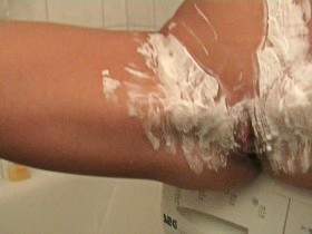 Vorschaubild vom Privatporno mit dem Titel "Rasieren deluxxe" von FeuchteSchnecke