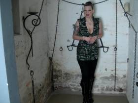 Vorschaubild vom Privatporno mit dem Titel "Kerkermeisterin regt dein Kopfkino an" von Herrin-Jessy-Hamburg