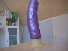 Giant dildo Arschentjungferung