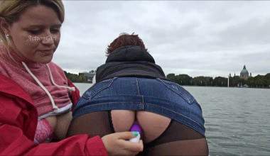 2 frivole Pussys auf dem See