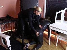 Vorschaubild vom Privatporno mit dem Titel "Latoias Erlaubnis! Jetzt darf sie selbst Highheels tragen!" von CherieNoir