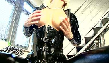 VERSAUTE LATEXFOTZE PISST DICH VOLL! P*O*V