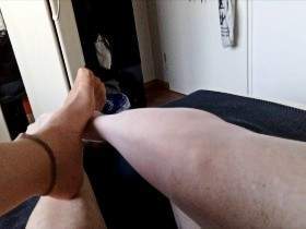 Sinnliches Spiel der Füße in Feinstrumpfhose