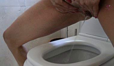 In´s fremde Hotelzimmer gepisst.