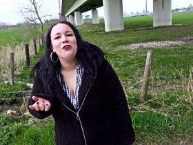 OUTDOOR-SEX mit molliger FREILUFT-FOTZE | Lessly braucht Sperma