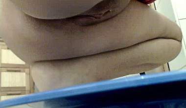 In die Bettpfanne geschissen und gepisst