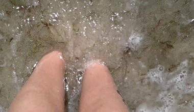 FÜSSE IM MEER BADEN