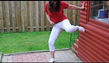 in eine Weiße Leggins gepinkelt