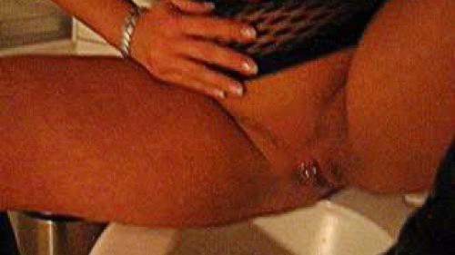 vom Toilettenrand gepisst!