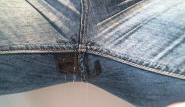 geiles pissen durch eine Jeanshose