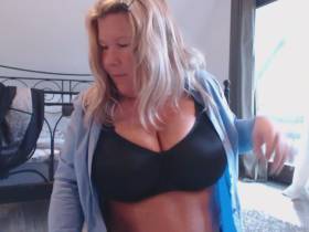 Vorschaubild vom Privatporno mit dem Titel "Meine verspätete Neujahrs-Ansprache" von Deine-Chefin