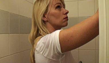 Wet-Shirt.Deine Sekretärin hat den Duschtick.
