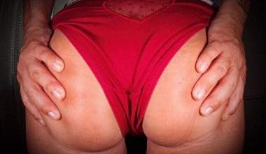 in einen roten Slip kacken