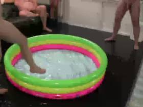 Karina - Mit Pisse abgeduscht