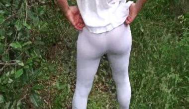 Der feuchte Pfurz in die weisse Leggins.