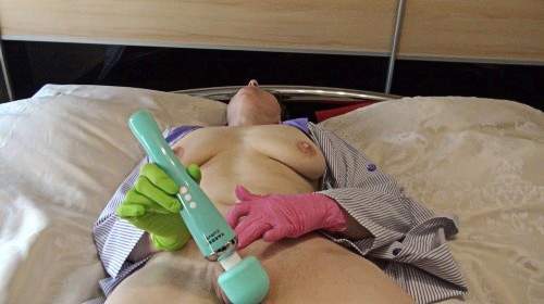 Wichsen mit Latex Handschuhen