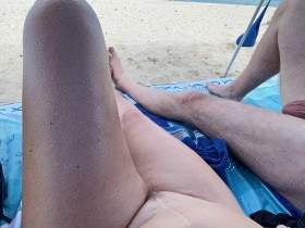 Fremden Typ unter dem Sonnensegel einen Geblasen