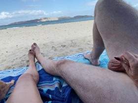 Fremden Typ unter dem Sonnensegel einen Geblasen