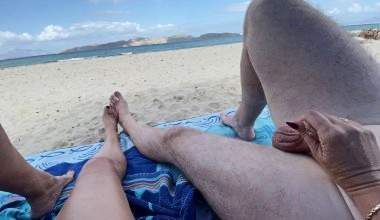 Fremden Typ unter dem Sonnensegel einen Geblasen