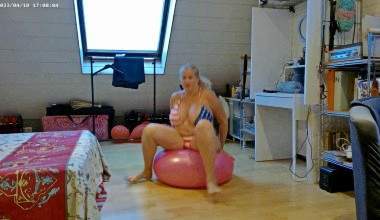 grosser hüpfball in pink